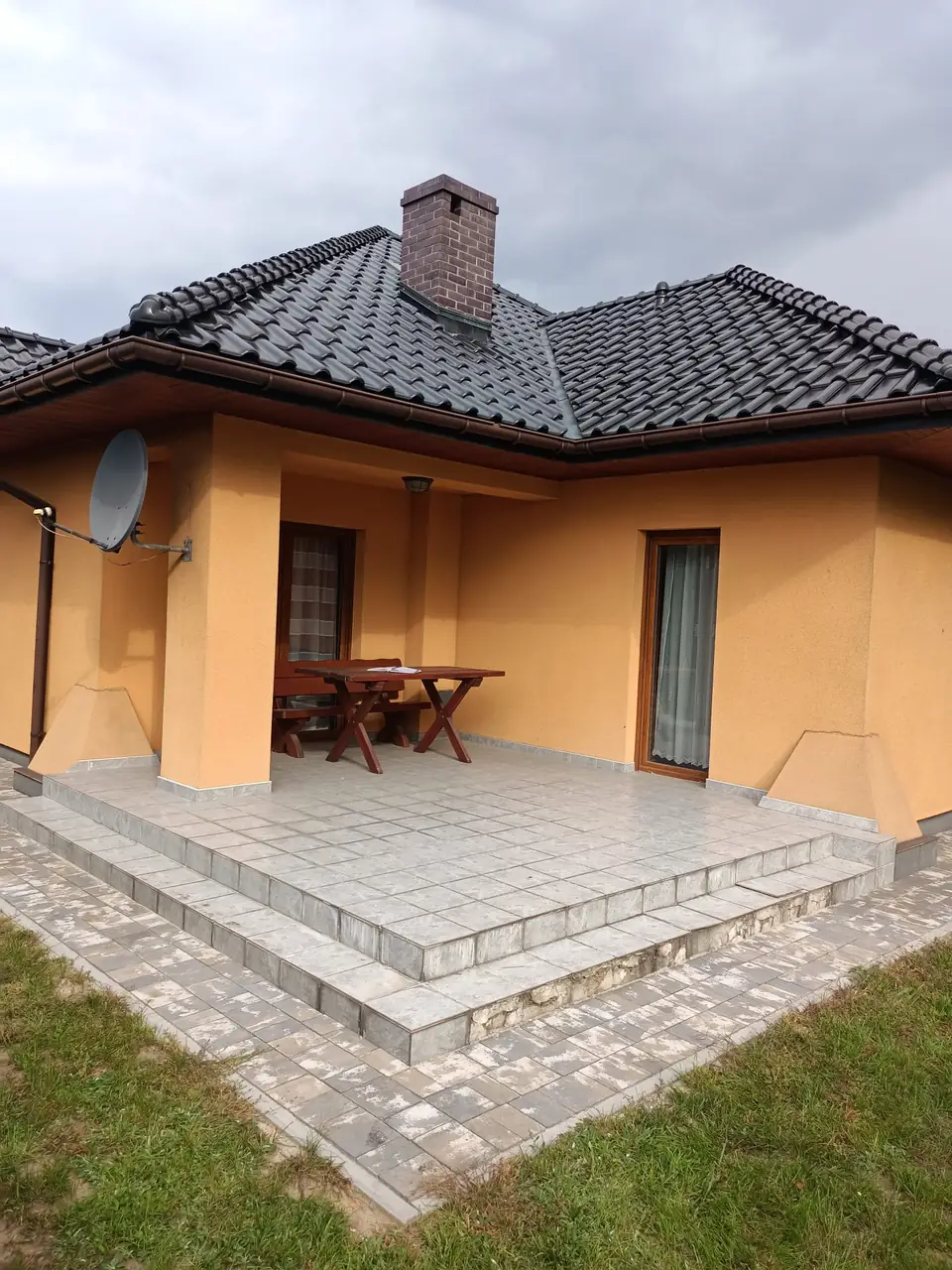 Gotowe pokrycie dachu dachówką w kolorze antracytu