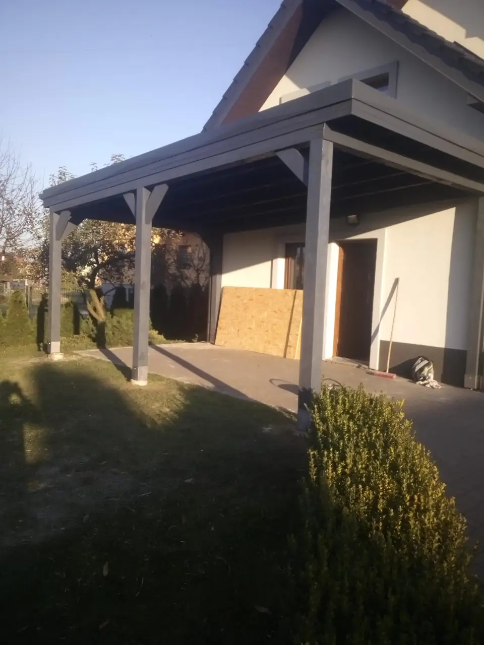 Zadaszenie tarasowe przy domu jednorodzinnym w trakcie budowy