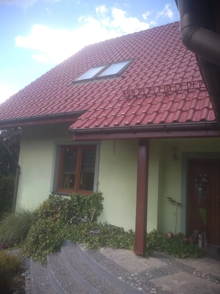 Dach kryty czerwoną dachówką ceramiczną