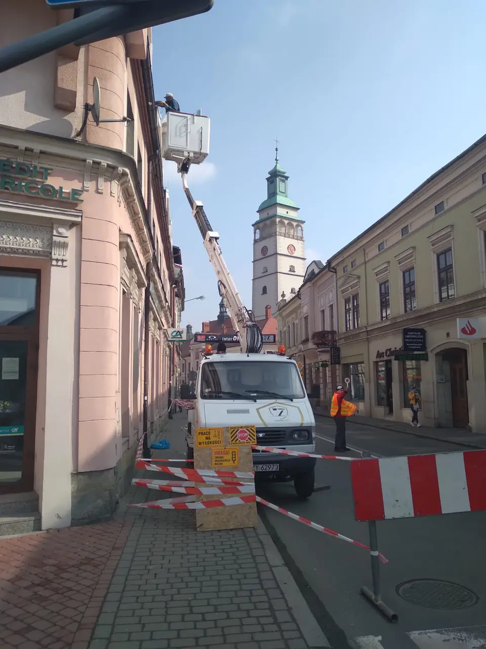 Prace wysokościowe przy renowacji kamienicy w centrum miasta