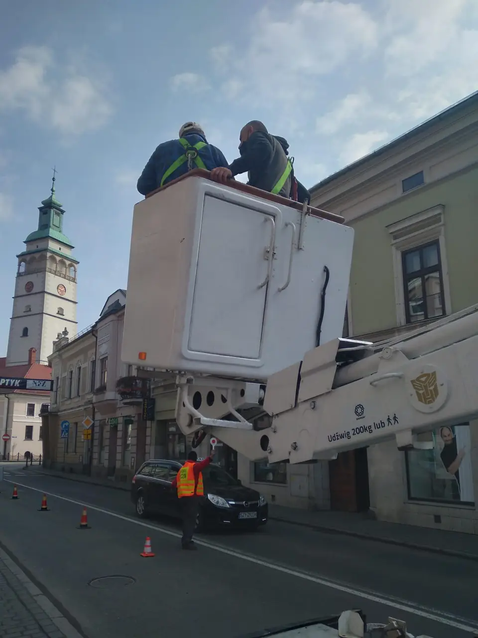Podnośnik koszowy podczas renowacji elewacji zabytkowej kamienicy