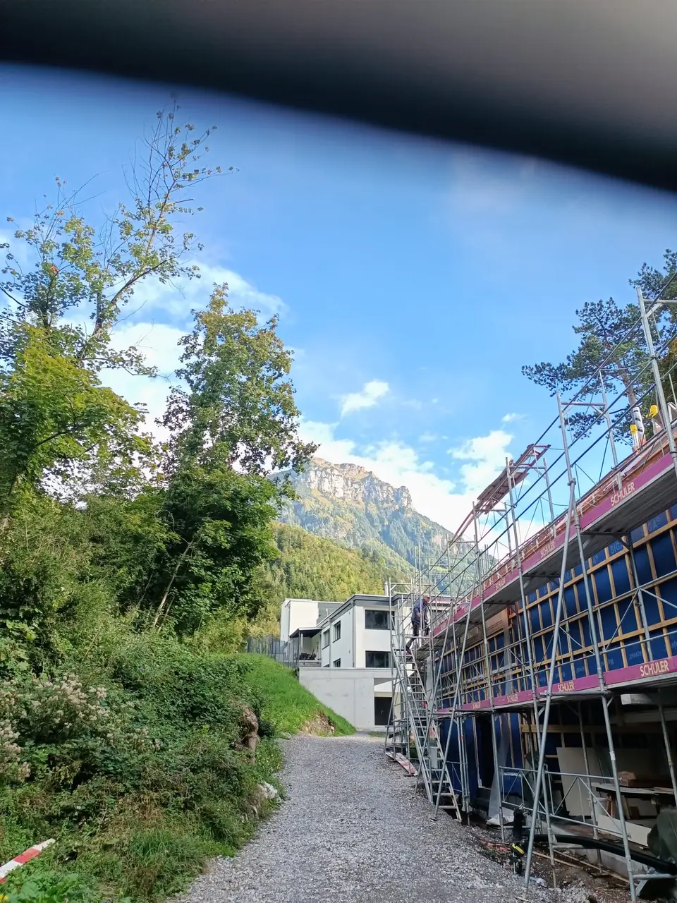 Rusztowanie elewacyjne na tle gór podczas realizacji w Szwajcarii